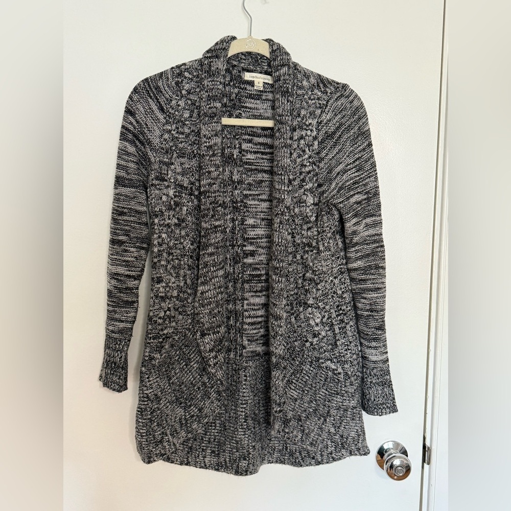 Woman’s Black‎ and Gray Cardigan